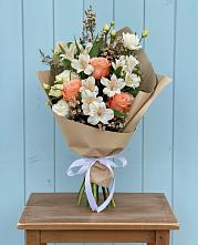 Букет цветов из:  Альстромерии, Лизиантусы, Розы и Хризантемы в городе Грязи