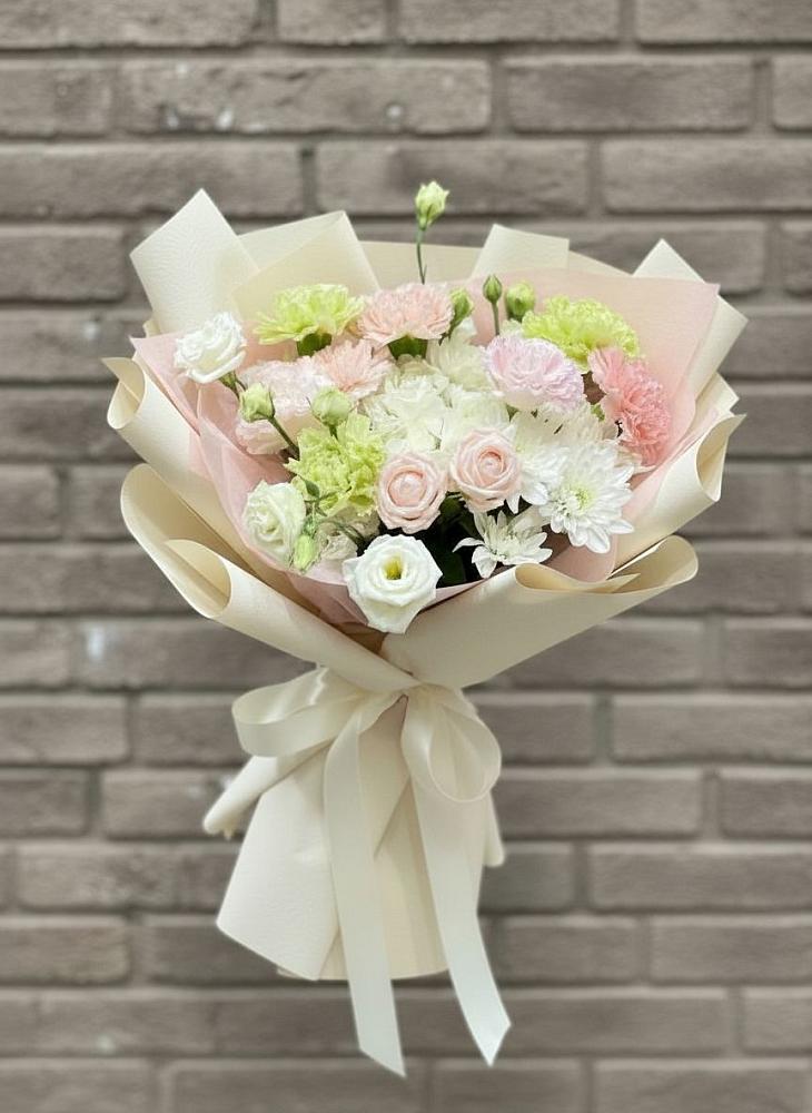 Букет цветов из: Гвоздики, Розы, Лизиантусы и Хризантемы в городе Грязи